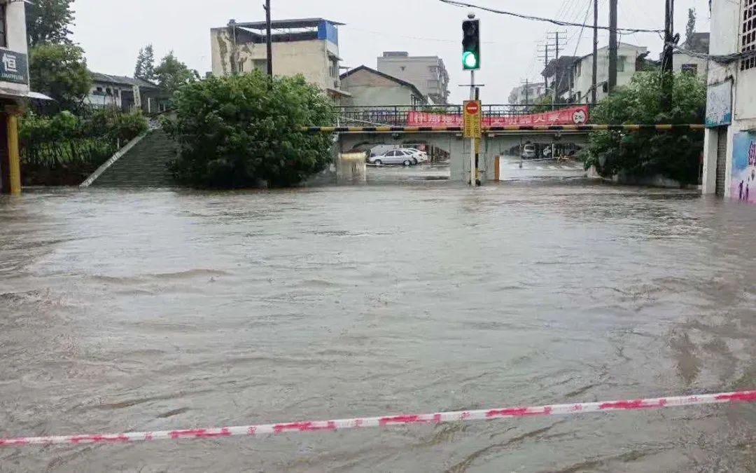 什邡大暴雨最新動態(tài)，小巷深處的隱藏瑰寶