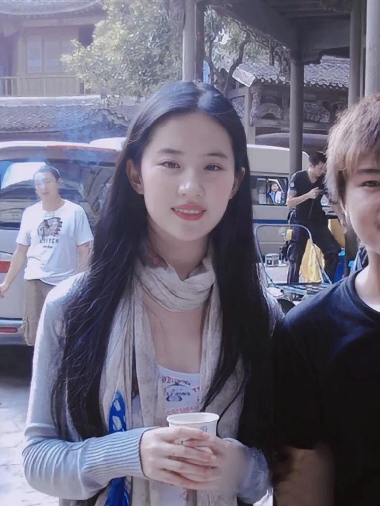 劉亦菲最新照片，探尋小巷藝術(shù)小店的獨(dú)特魅力