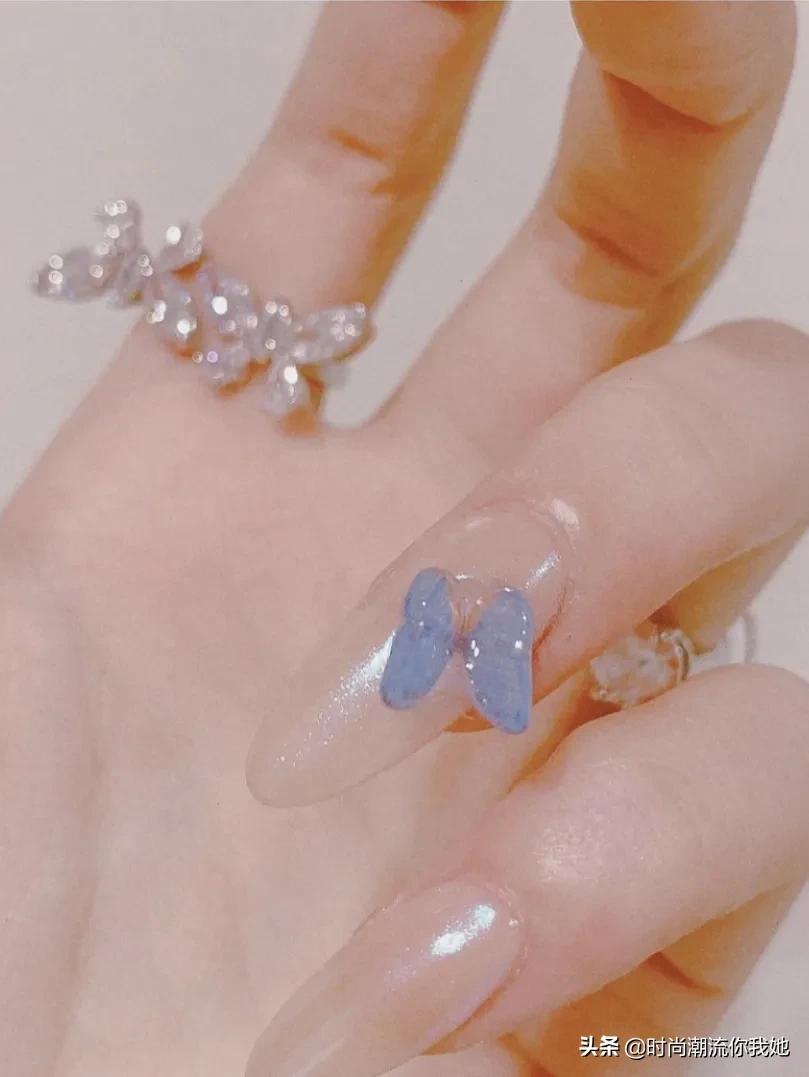 最新紅黑美甲搭配圖片，展現(xiàn)變化之美，自信之光