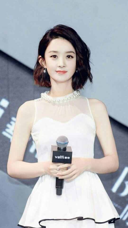 趙麗穎最新短發(fā)造型曝光，小巷深處的時尚探索